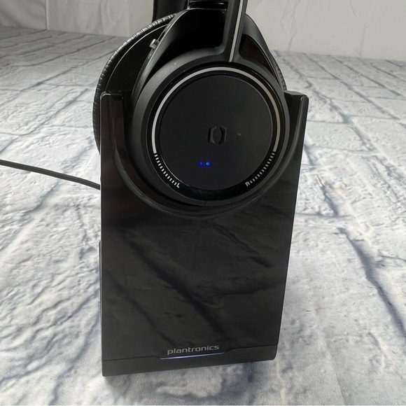 Plantronics by Poly Voyager Focus UC Wireless Headset w/Charge Stand - Picture 4 of 11